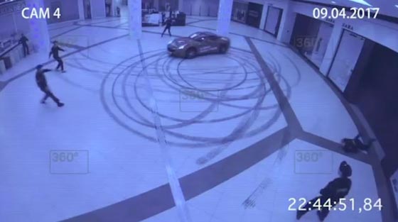 بالفيديو والصور.. سيارة فيراري تقتحم مركزا تجاريا صورة رقم 3