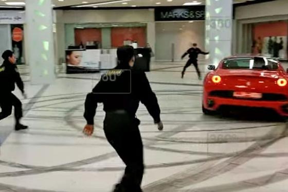 بالفيديو والصور.. سيارة فيراري تقتحم مركزا تجاريا صورة رقم 4