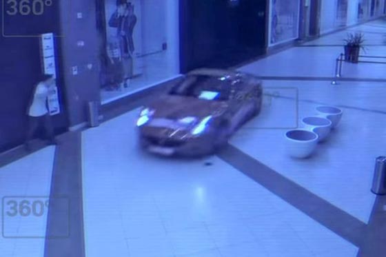 بالفيديو والصور.. سيارة فيراري تقتحم مركزا تجاريا صورة رقم 5