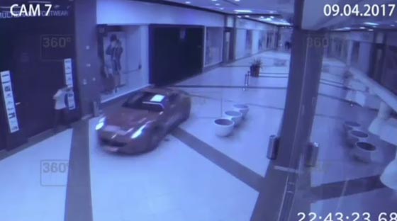 بالفيديو والصور.. سيارة فيراري تقتحم مركزا تجاريا صورة رقم 6