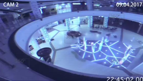 بالفيديو والصور.. سيارة فيراري تقتحم مركزا تجاريا صورة رقم 8