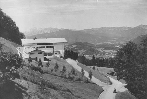 جون كينيدي في مذكراته: ليس هناك دليل على أن الجثة التي عُثر عليها هي جثة هتلر صورة رقم 13