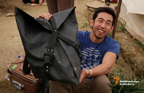 قوارب اللاجئين المطاطية تتحول الى حقائب يد صورة رقم 21