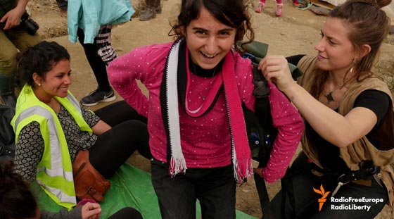 قوارب اللاجئين المطاطية تتحول الى حقائب يد صورة رقم 22