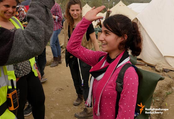 قوارب اللاجئين المطاطية تتحول الى حقائب يد صورة رقم 23