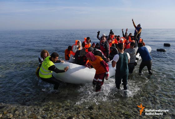 قوارب اللاجئين المطاطية تتحول الى حقائب يد صورة رقم 2