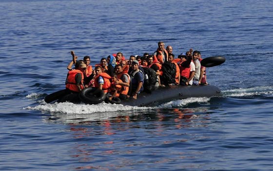 قوارب اللاجئين المطاطية تتحول الى حقائب يد صورة رقم 1