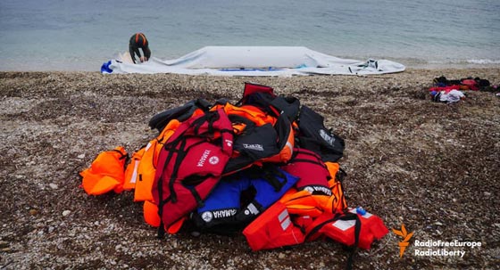 قوارب اللاجئين المطاطية تتحول الى حقائب يد صورة رقم 24