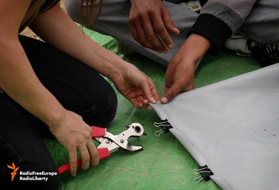 قوارب اللاجئين المطاطية تتحول الى حقائب يد صورة رقم 8