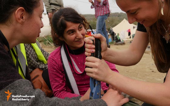 قوارب اللاجئين المطاطية تتحول الى حقائب يد صورة رقم 10