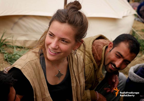 قوارب اللاجئين المطاطية تتحول الى حقائب يد صورة رقم 11