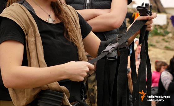 قوارب اللاجئين المطاطية تتحول الى حقائب يد صورة رقم 13