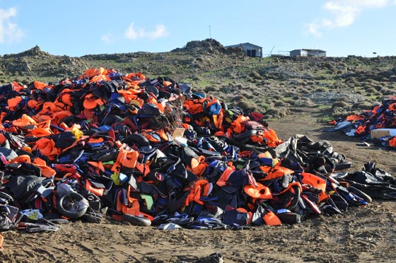 قوارب اللاجئين المطاطية تتحول الى حقائب يد صورة رقم 16