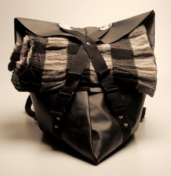 قوارب اللاجئين المطاطية تتحول الى حقائب يد صورة رقم 3