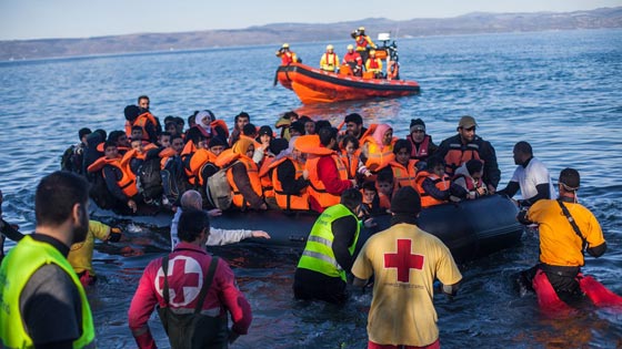 قوارب اللاجئين المطاطية تتحول الى حقائب يد صورة رقم 18