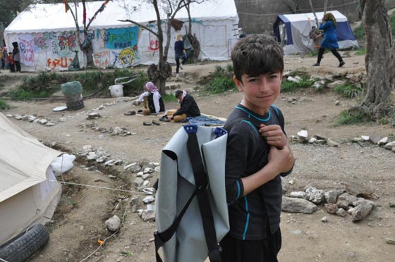 قوارب اللاجئين المطاطية تتحول الى حقائب يد صورة رقم 19