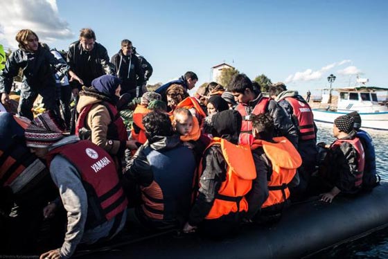 قوارب اللاجئين المطاطية تتحول الى حقائب يد صورة رقم 20