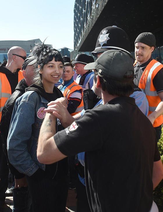 لهذا السبب انشغل البريطانيون بصورة هذه المرأة صورة رقم 2