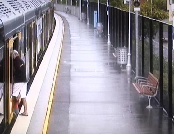 فيديو مرعب.. جد ينقذ حفيده بعد سقوطه أسفل القطار صورة رقم 2