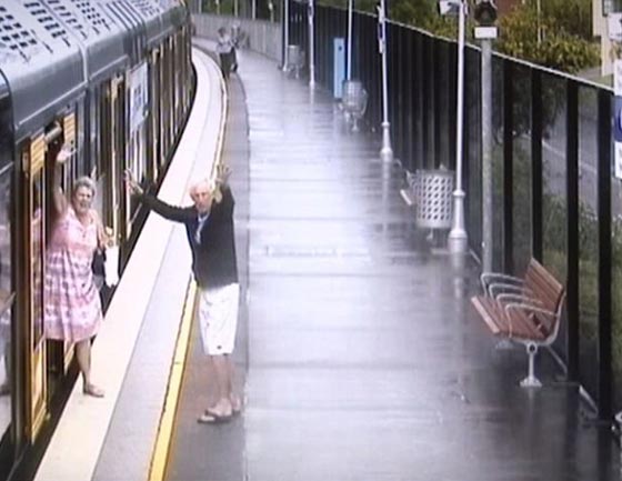 فيديو مرعب.. جد ينقذ حفيده بعد سقوطه أسفل القطار صورة رقم 5