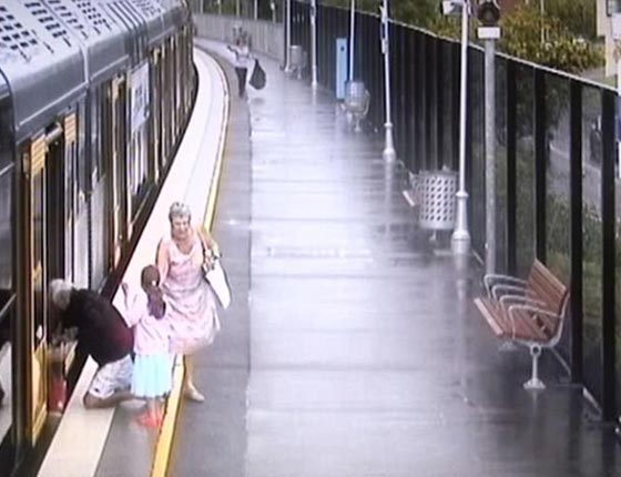 فيديو مرعب.. جد ينقذ حفيده بعد سقوطه أسفل القطار صورة رقم 6