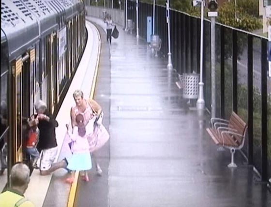 فيديو مرعب.. جد ينقذ حفيده بعد سقوطه أسفل القطار صورة رقم 8