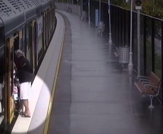 فيديو مرعب.. جد ينقذ حفيده بعد سقوطه أسفل القطار صورة رقم 4