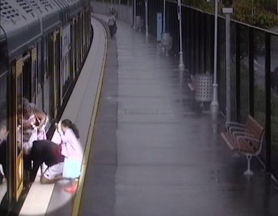 فيديو مرعب.. جد ينقذ حفيده بعد سقوطه أسفل القطار صورة رقم 7