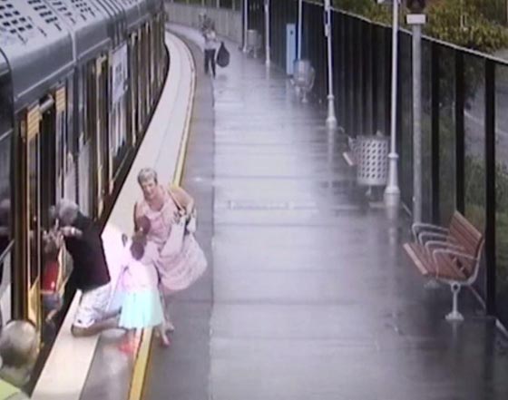 فيديو مرعب.. جد ينقذ حفيده بعد سقوطه أسفل القطار صورة رقم 9