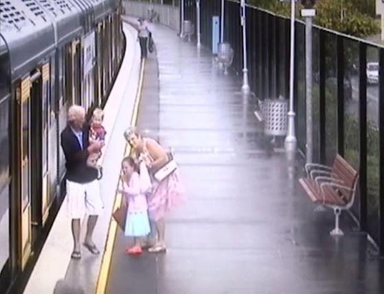 فيديو مرعب.. جد ينقذ حفيده بعد سقوطه أسفل القطار صورة رقم 10
