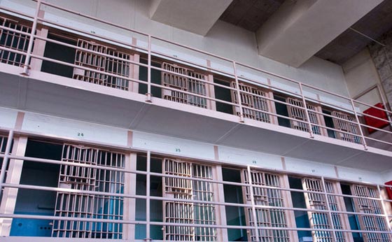  سجينان يصنعان جهازي كمبيوتر سرا ويخفيانه في سقف غرفة التدريب صورة رقم 4