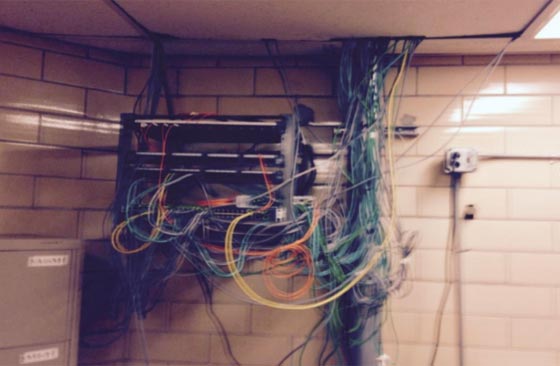  سجينان يصنعان جهازي كمبيوتر سرا ويخفيانه في سقف غرفة التدريب صورة رقم 2