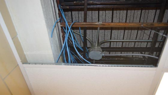  سجينان يصنعان جهازي كمبيوتر سرا ويخفيانه في سقف غرفة التدريب صورة رقم 1