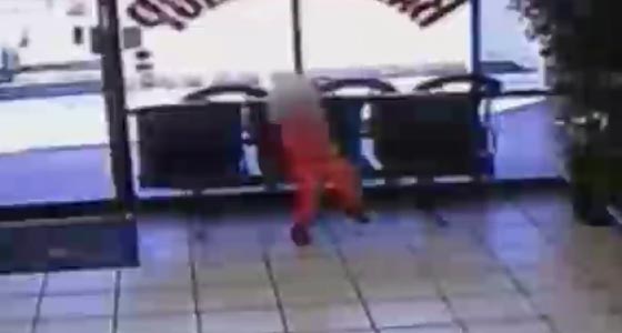  فيديو مرعب.. طفلة تنجو باعجوبة من رصاصتين اخترقتا واجهة صالون صورة رقم 1