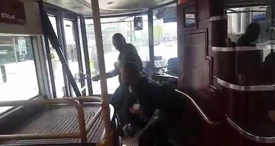موقف بطولي.. رجل ينتزع سكينا من مسلح وسط ذعر ركاب حافلة بلندن صورة رقم 1