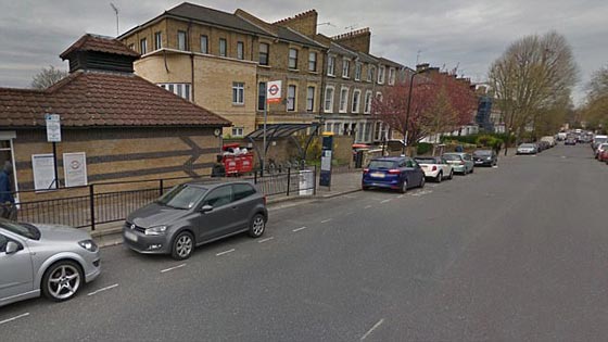 موقف بطولي.. رجل ينتزع سكينا من مسلح وسط ذعر ركاب حافلة بلندن صورة رقم 2