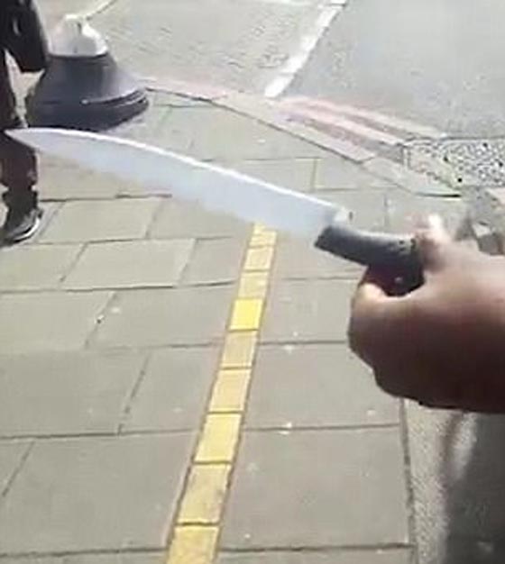 موقف بطولي.. رجل ينتزع سكينا من مسلح وسط ذعر ركاب حافلة بلندن صورة رقم 3