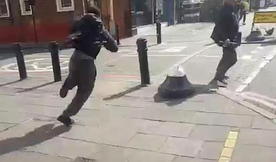 موقف بطولي.. رجل ينتزع سكينا من مسلح وسط ذعر ركاب حافلة بلندن صورة رقم 4