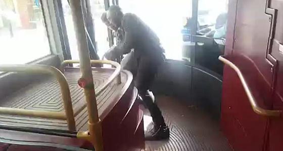 موقف بطولي.. رجل ينتزع سكينا من مسلح وسط ذعر ركاب حافلة بلندن صورة رقم 5