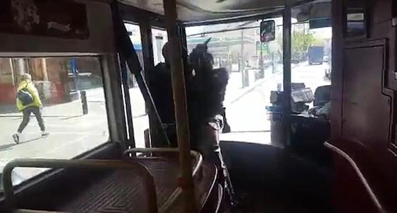 موقف بطولي.. رجل ينتزع سكينا من مسلح وسط ذعر ركاب حافلة بلندن صورة رقم 6