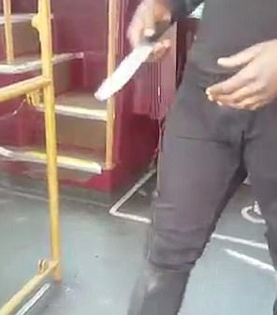 موقف بطولي.. رجل ينتزع سكينا من مسلح وسط ذعر ركاب حافلة بلندن صورة رقم 7