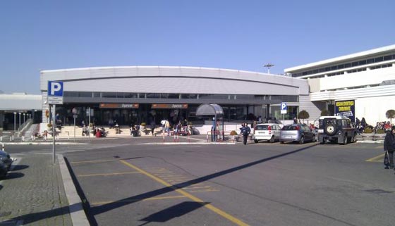  الحجاب والارهاب! هذا ما روته شابة رفضت خلع الحجاب في مطار روما صورة رقم 4