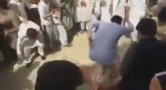 اتهموا زميلهم بالتجديف وحمل افكار ليبرالية فقتلوه بوحشية.. فيديو صورة رقم 2