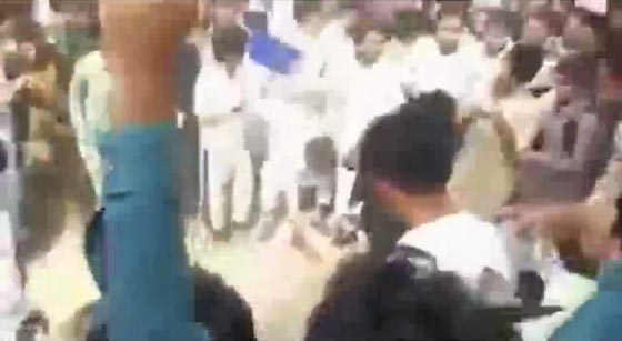 اتهموا زميلهم بالتجديف وحمل افكار ليبرالية فقتلوه بوحشية.. فيديو صورة رقم 3