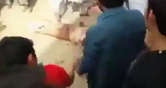 اتهموا زميلهم بالتجديف وحمل افكار ليبرالية فقتلوه بوحشية.. فيديو صورة رقم 5