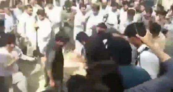 اتهموا زميلهم بالتجديف وحمل افكار ليبرالية فقتلوه بوحشية.. فيديو صورة رقم 6