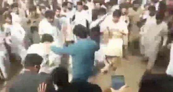 اتهموا زميلهم بالتجديف وحمل افكار ليبرالية فقتلوه بوحشية.. فيديو صورة رقم 7