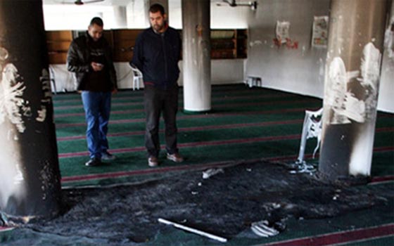 مختل عقليا يحرق 15 مصليا اثناء صلاة الجمعة بالجزائر صورة رقم 2