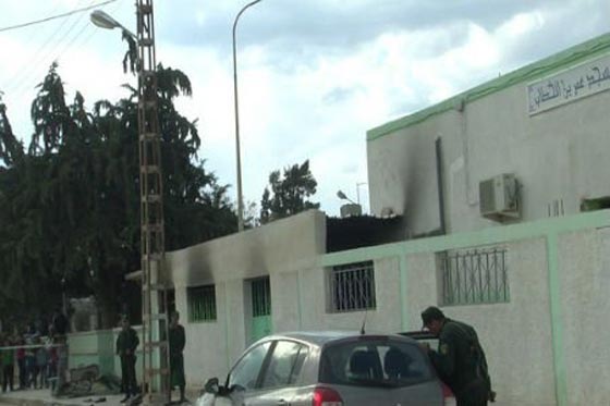 مختل عقليا يحرق 15 مصليا اثناء صلاة الجمعة بالجزائر صورة رقم 1