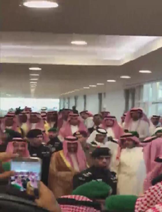 رد فعل الملك سلمان بن عبد العزيز على رجل طلب مصافحته.. فيديو صورة رقم 1